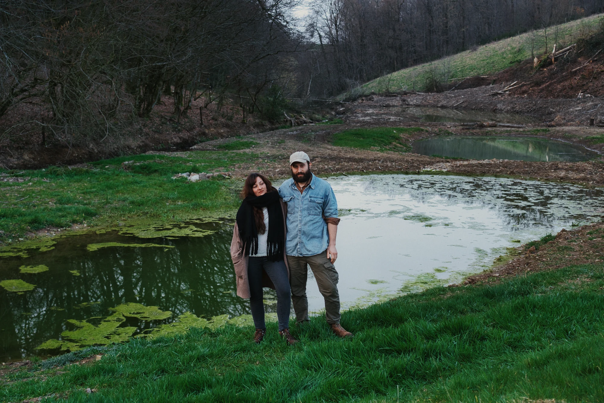 Galhia et Louis au bord de la mare