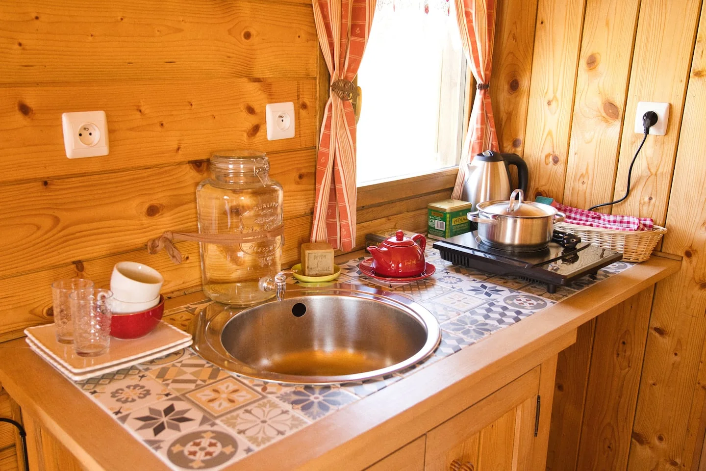 Le coin cuisine de la roulotte