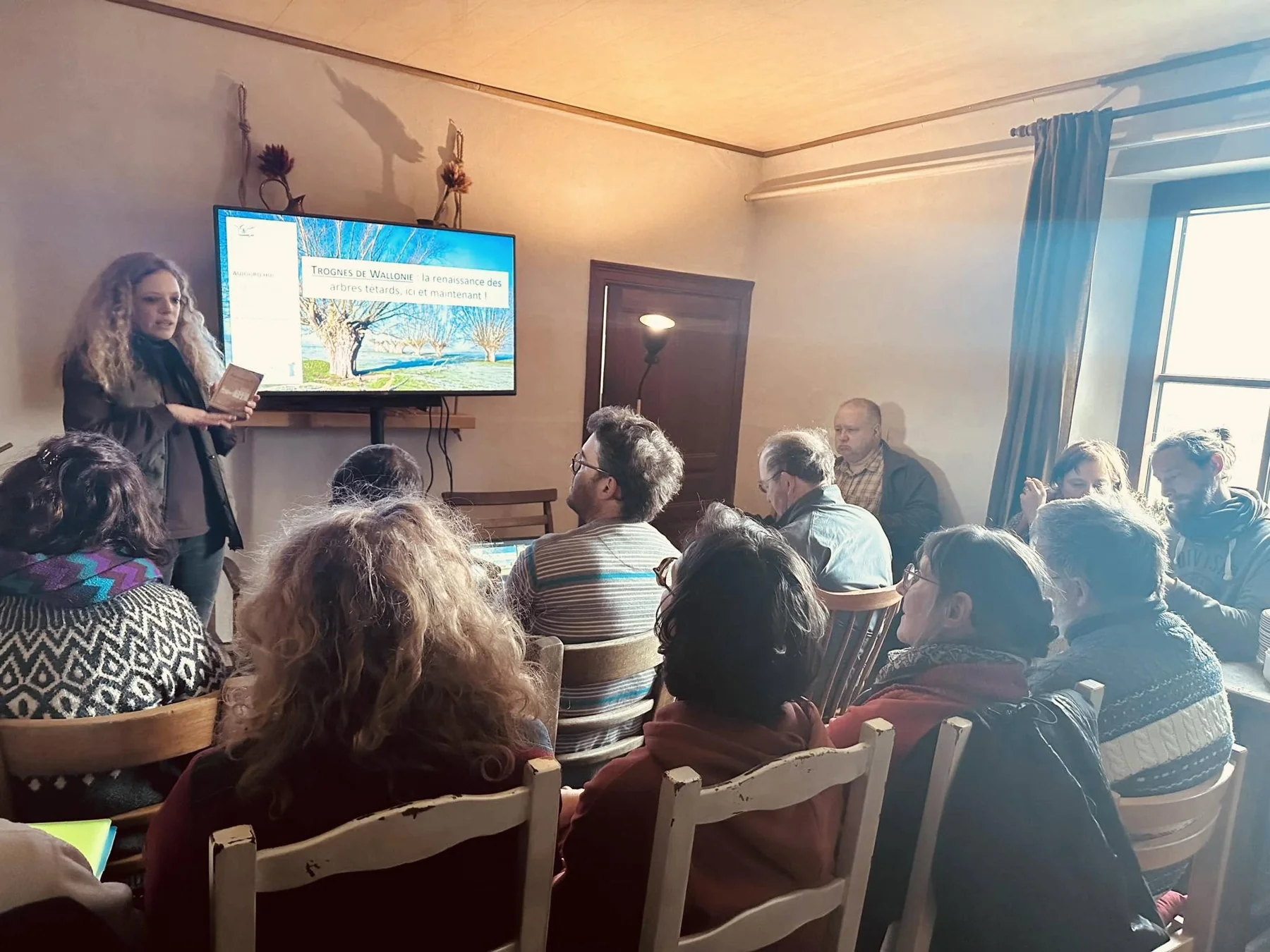 Les participants réunis pour les explications de Trognes de Wallonie avant la plantation.