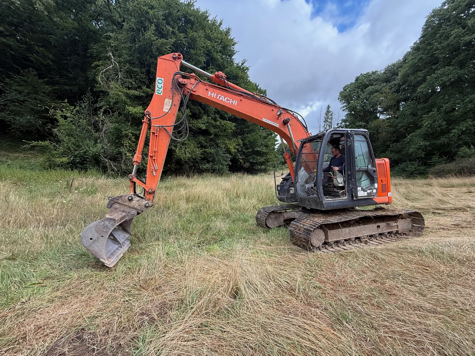 L’engin au bas du terrain au début du chantier, le 21 juillet 2025.