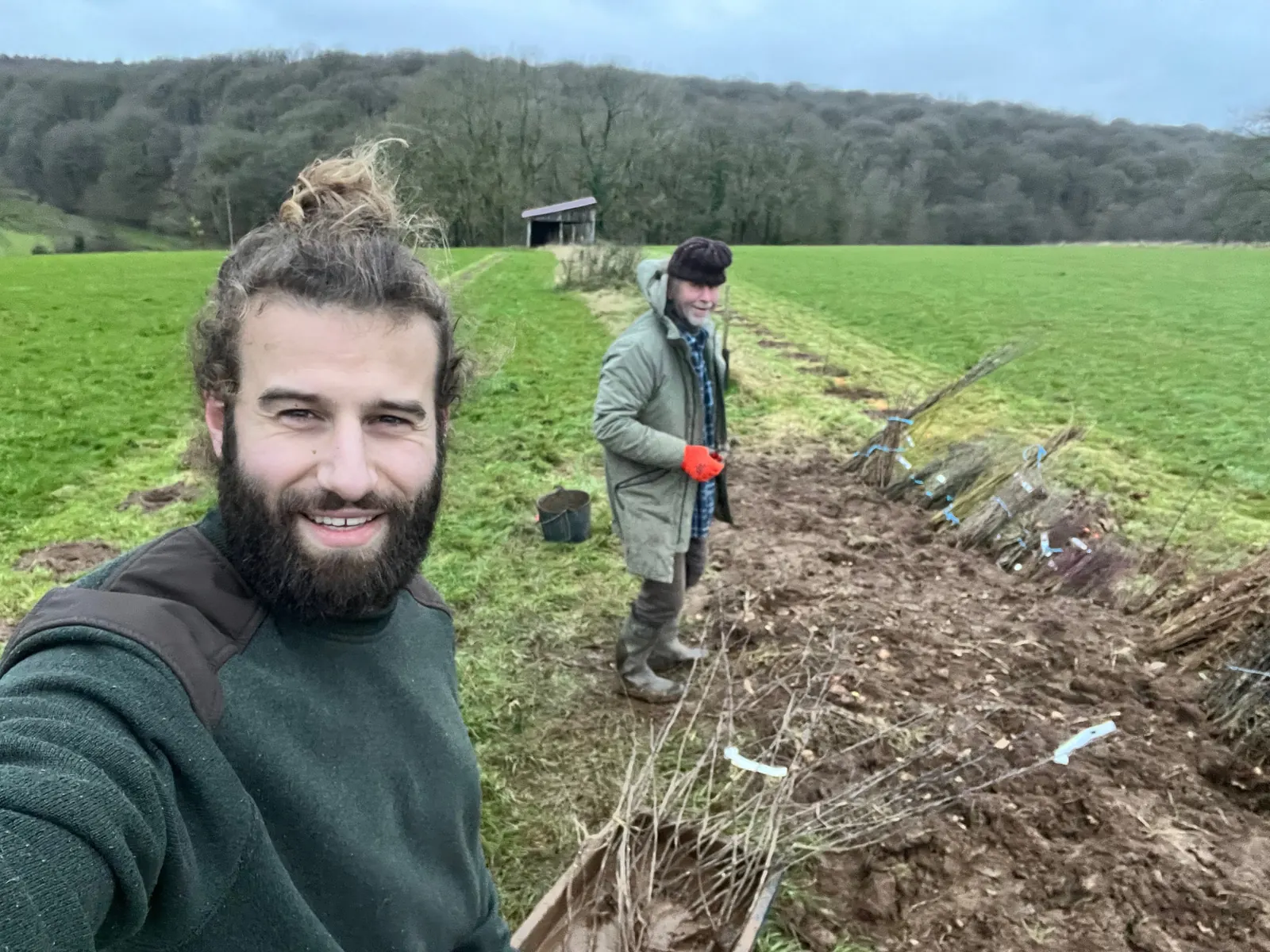 Plantation d’une haie à deux, le 7 décembre 2024.
