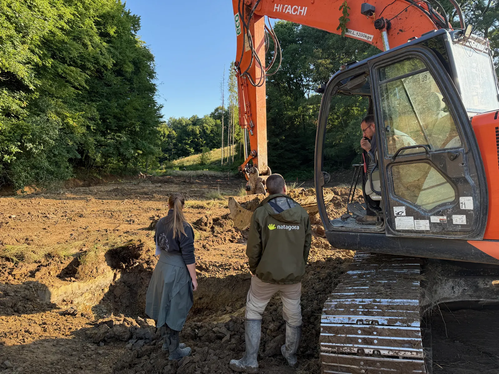Un échange au bord du terrassement, le 23 juillet 2025.