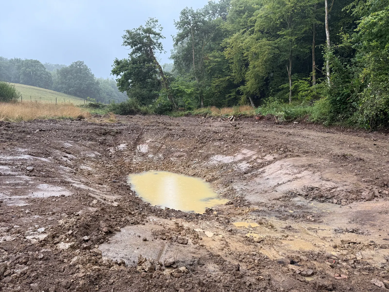 Les premières accumulations d’eau dans l’excavation, le 24 juillet 2025.