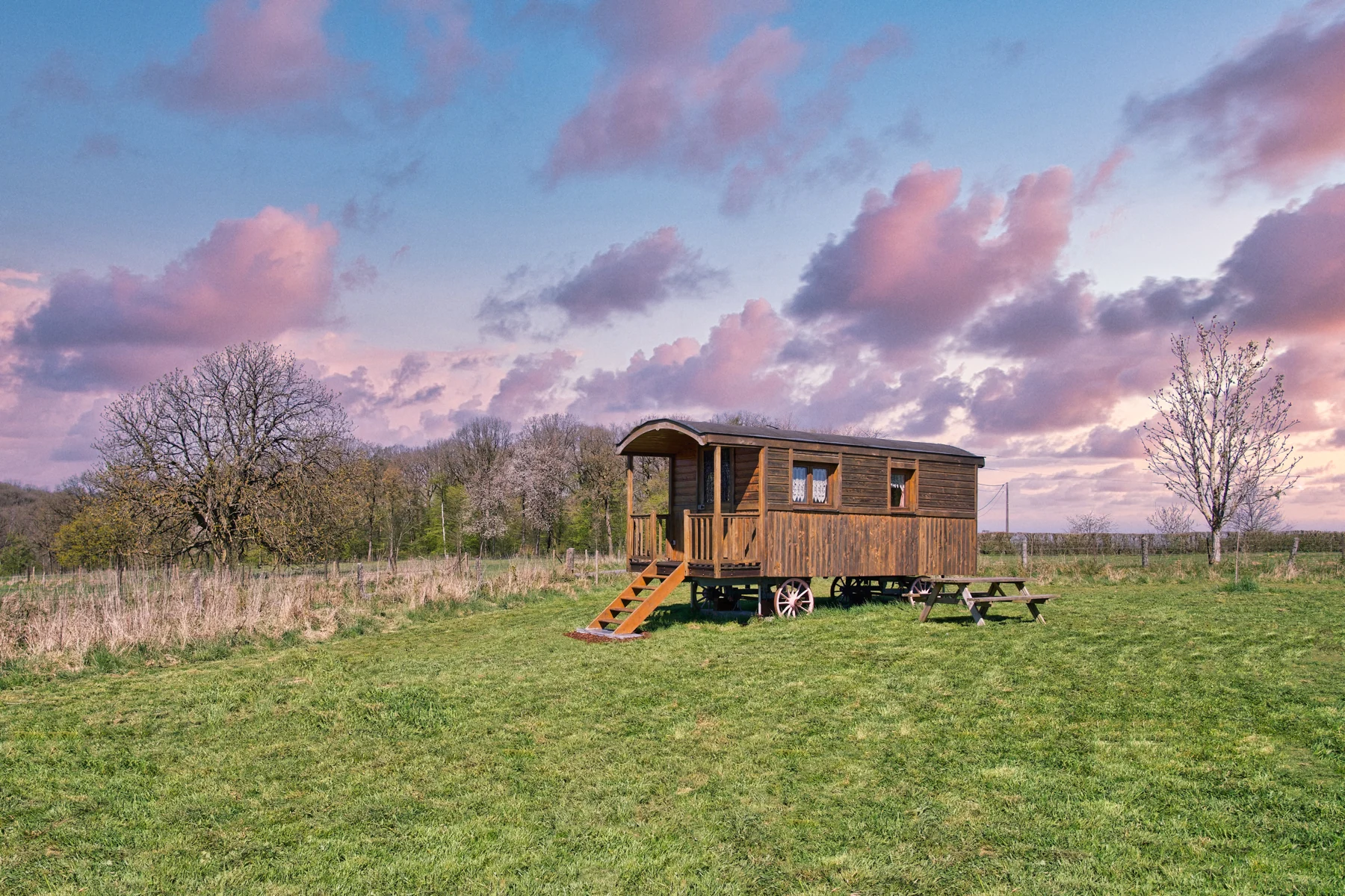 La roulotte en bois dans la prairie