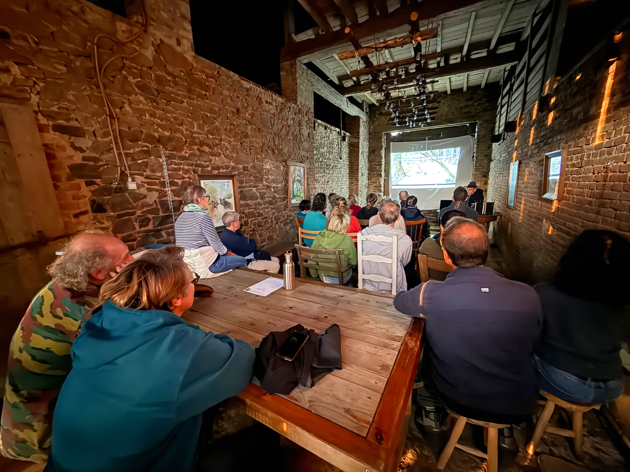 Un groupe réuni dans la grange pour une projection et un échange