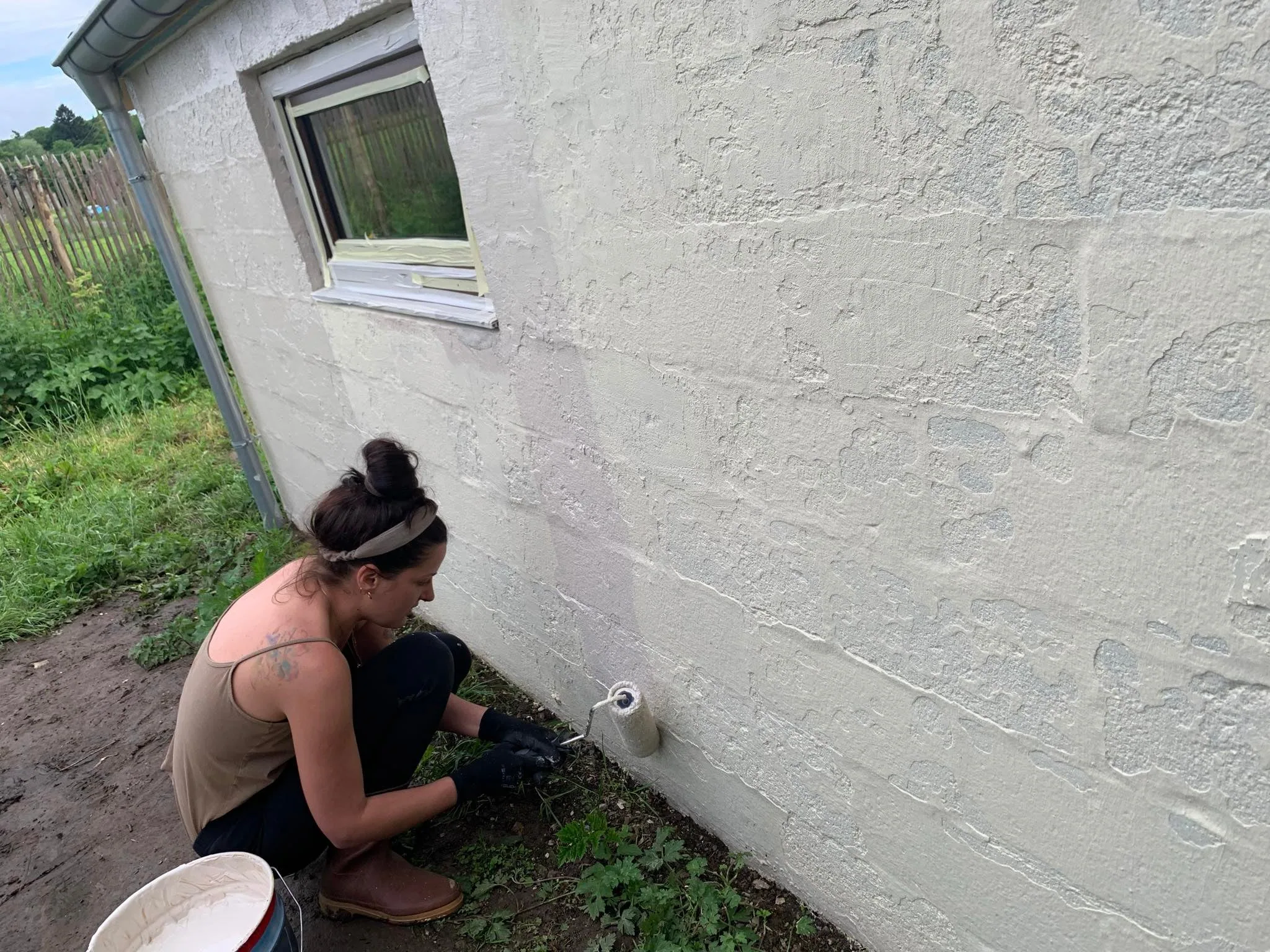 Galhia peint le bas du mur extérieur de la miellerie