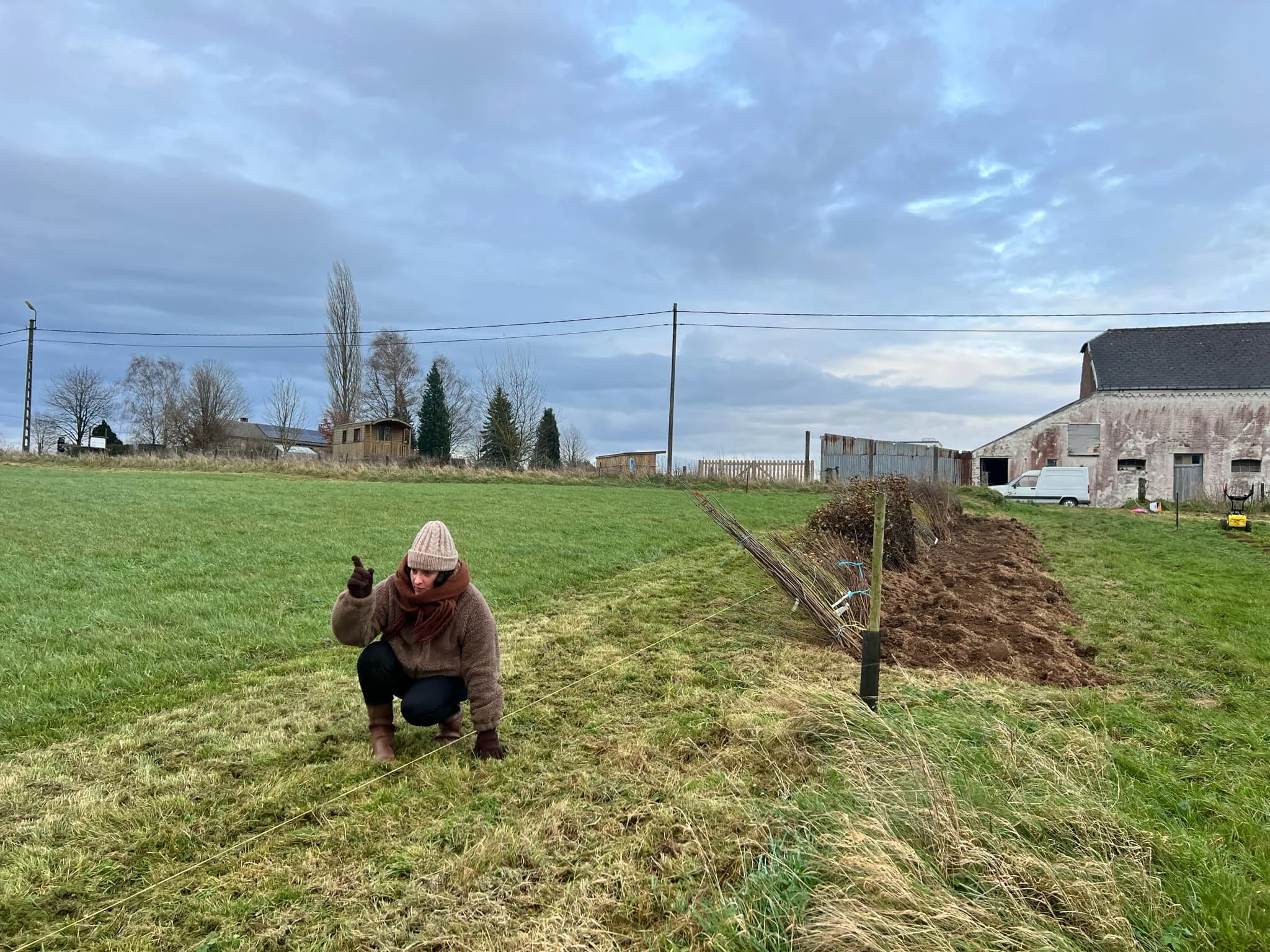 Galhia près de la ligne préparée pour la plantation.
